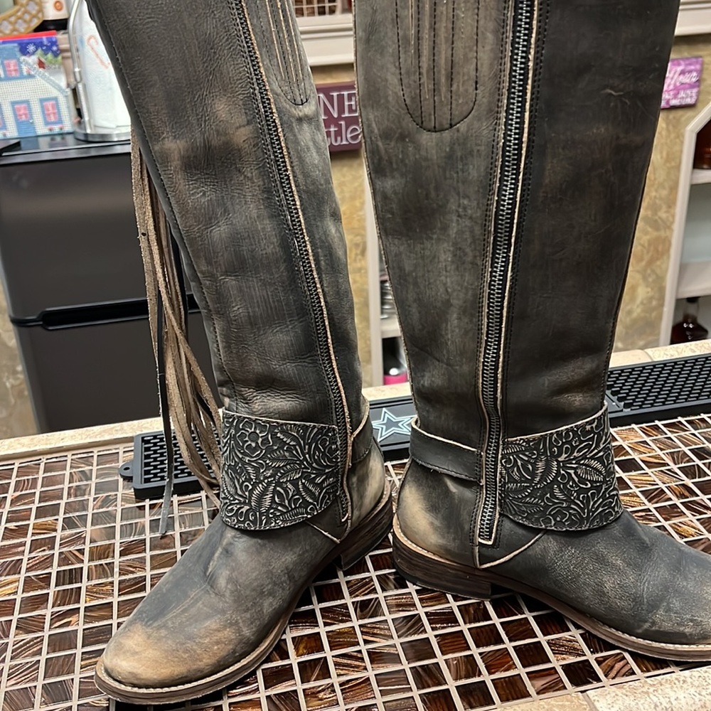 Leather Cow girl Grey  fringe boots. 🤠 - Picture 4 of 9